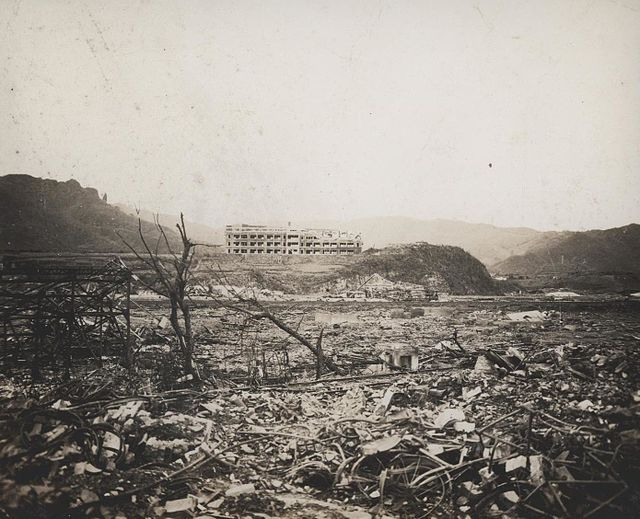 Fotografía de contención estadounidense que muestra la destrucción de Okinawa en 1945 StudySmarter