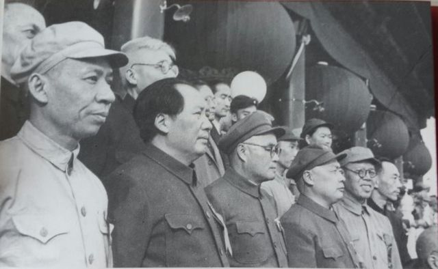 EE.UU. Contención Fotografía que muestra la ceremonia de fundación de la República Popular China StudySmarter