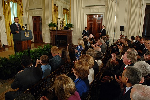 Elecciones presidenciales de 2012 Una foto en color de Barack Obama explicando la Ley de Asistencia Sanitaria Asequible StudySmarter