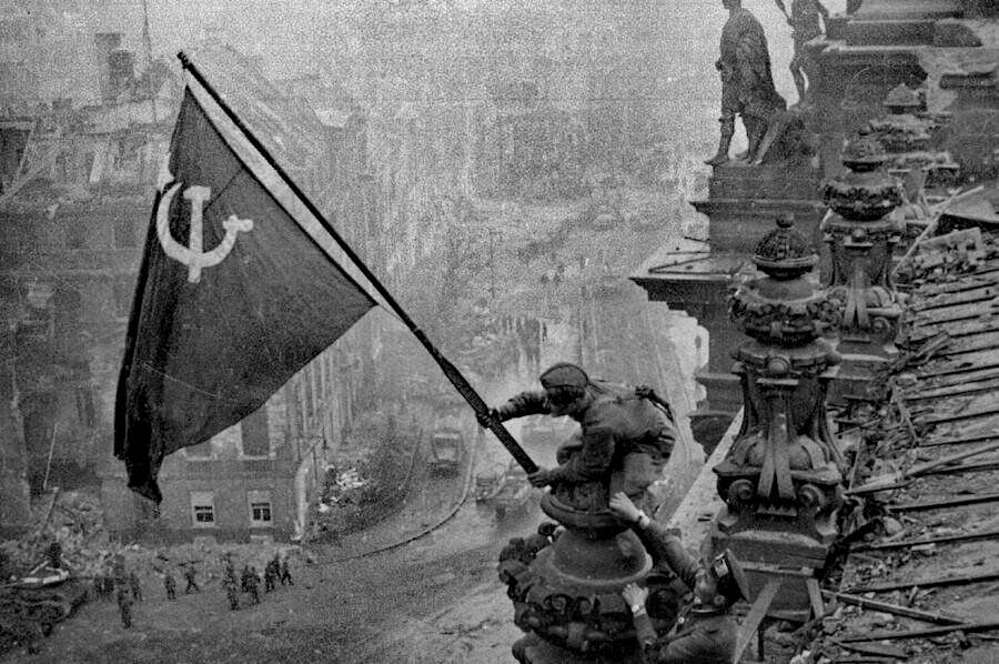 Seconde Guerre mondiale Drapeau URSS Reichstag StudySmarter