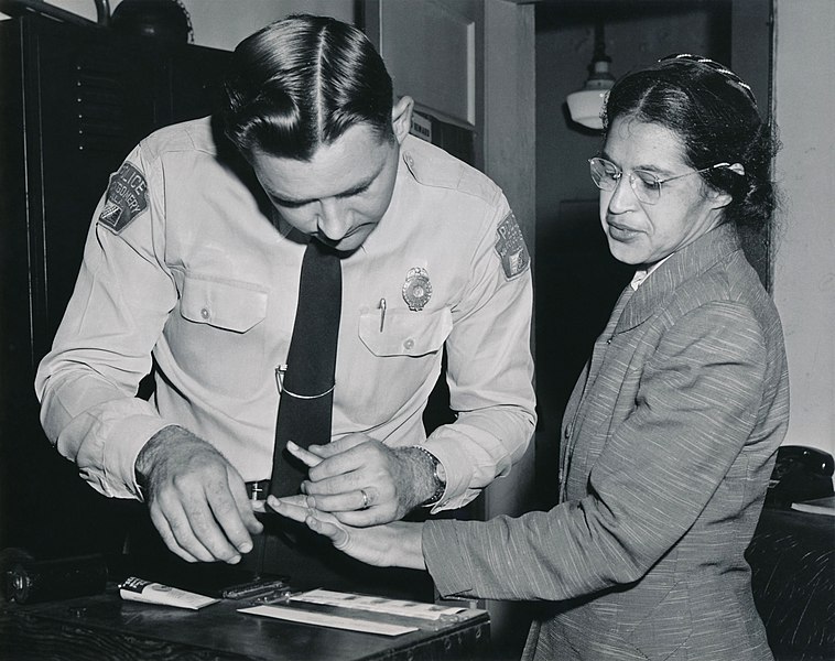 On prend les empreintes digitales de Rosa Parks après son arrestation 1956 StudySmarter