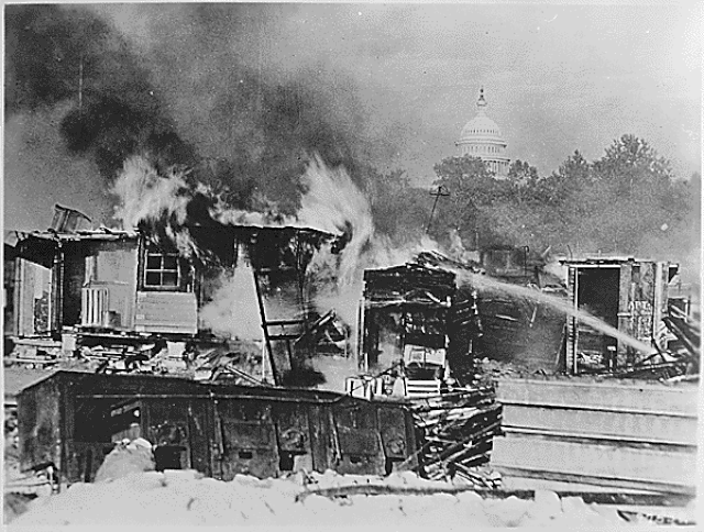 Une photographie en noir et blanc du camp de la Bonus Army en train de brûler StudySmarter.