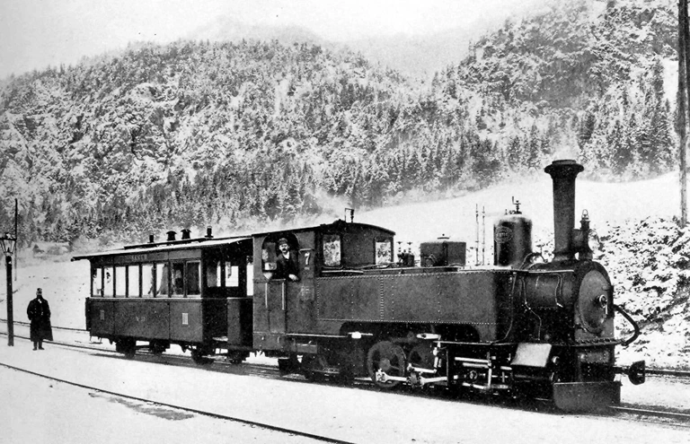 Militarisme, un train du 19e siècle, gare de St. Gilgen, Autriche, 1895. Source : Wikipedia Commons (domaine public), StudySmarter.