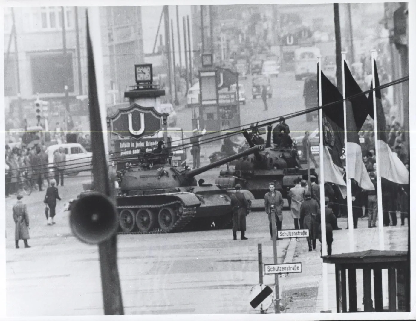 Vienna Summit Photograph of the standoff at Checkpoint Charlie StudySmarter