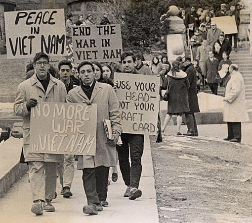 América y la Guerra Fría, Foto de manifestantes estudiantiles, StudySmarter