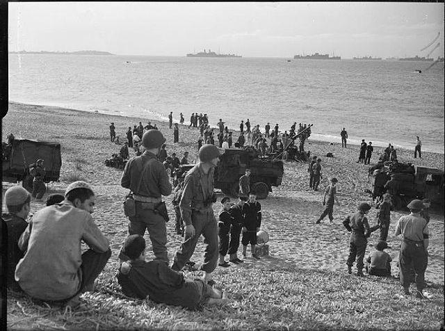 Operación Antorcha en el Norte de África 1942, Fig. 2 - Fuerzas británicas y estadounidenses en una playa cerca de Argel, noviembre de 1942, StudySmarter.