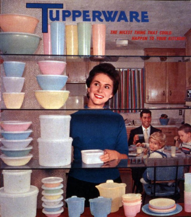 The Bell Jar, une publicité des années 1950 pour tupperware qui montre une femme au foyer empilant des boîtes de tupperware avec son mari et ses enfants derrière elle, StudySmarter.