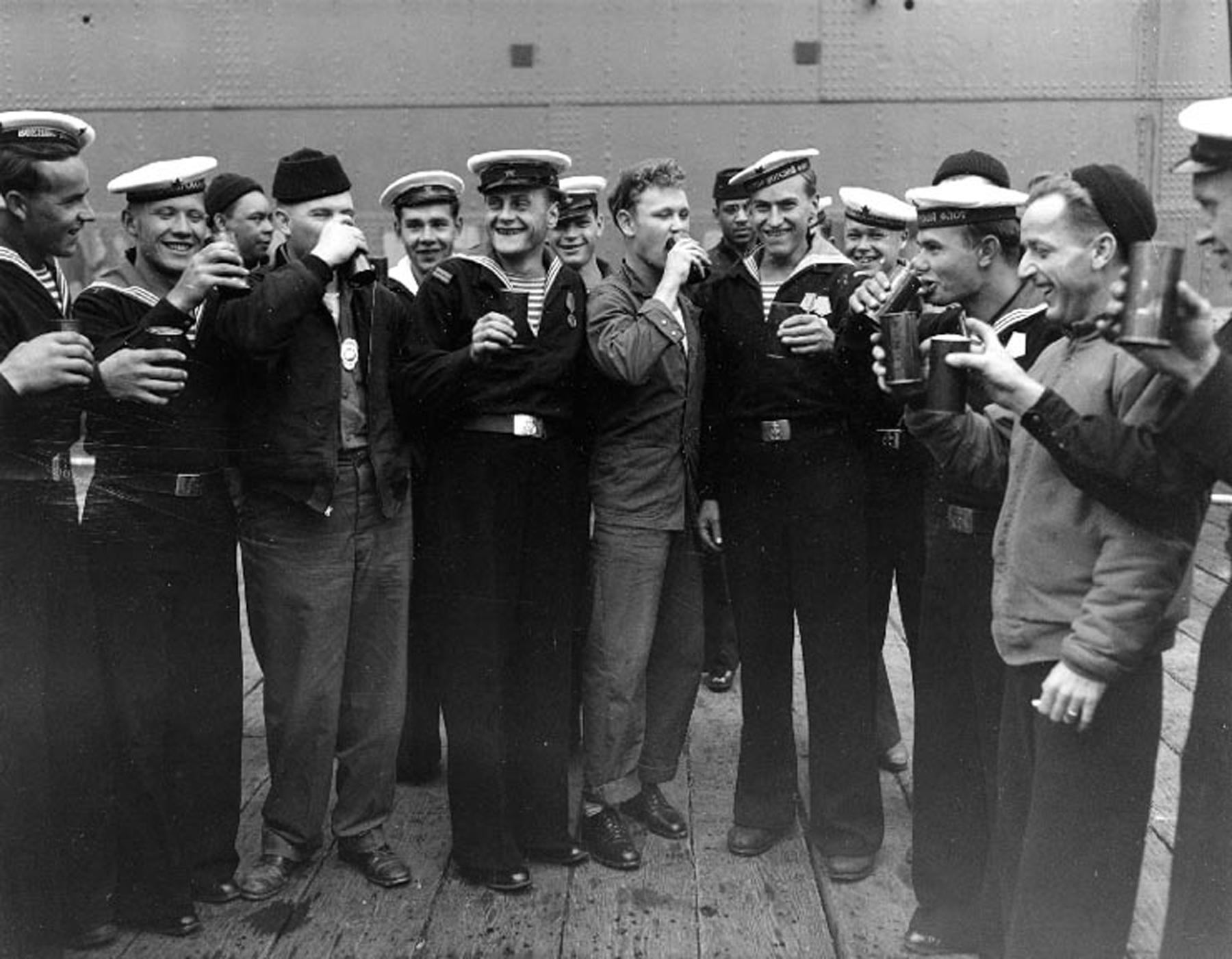 Tehran Conference, Soviet and US sailors on VJ day in 1945, StudySmarter.