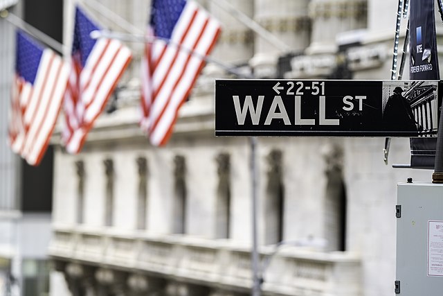 Banking in the US, Wall Street Sign, StudySmarter