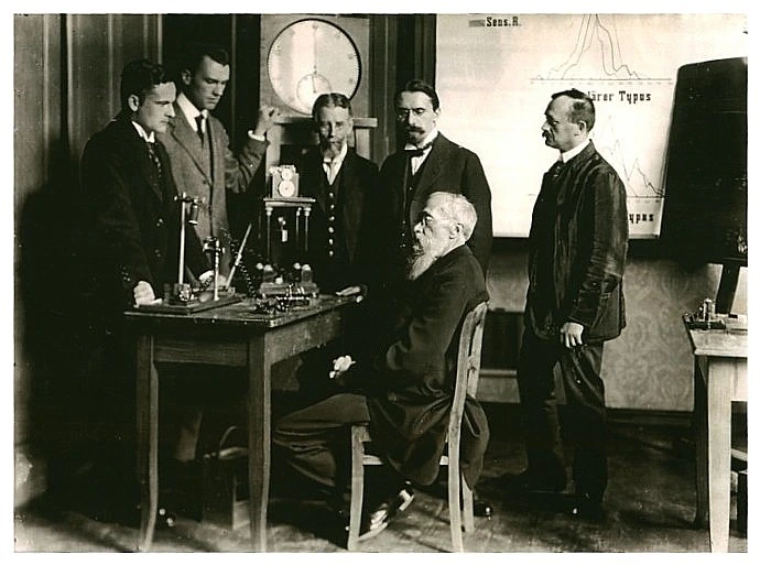 Psychologie im 19. Jahrhundert Wilhelm Wundt mit seinen Mitarbeitern StudySmarter