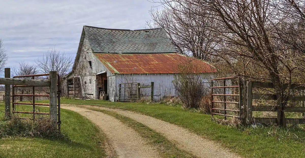 Beloved, une grange abandonnée dans l'Ohio rural, entourée d'arbres, StudySmarter.