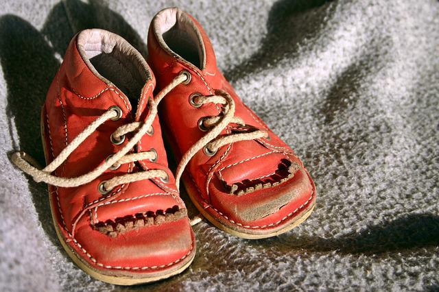 Maggie: A Girl of the Streets, Image of scuffed baby shoes, 91Ó°ÊÓ