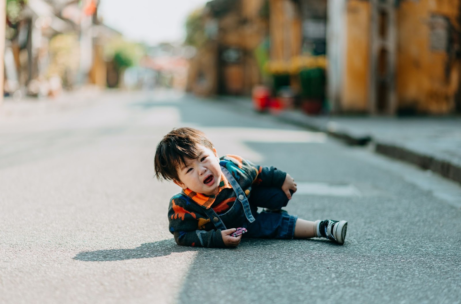 Sensory Processing Disorders, a child having difficulties coordinating motor movements, known as dyspraxia, StudySmarter