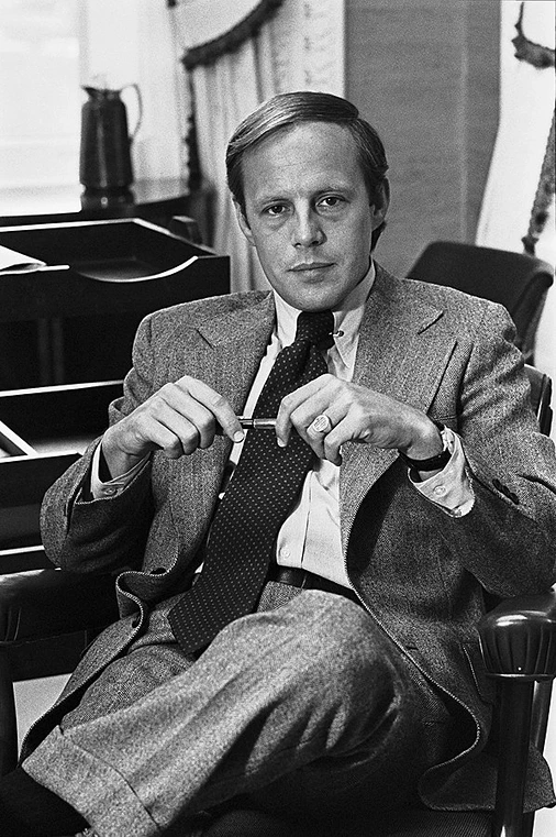 Scandale du Watergate Photographie en noir et blanc de John Dean en 1973, en costume, assis sur une chaise StudySmarter.