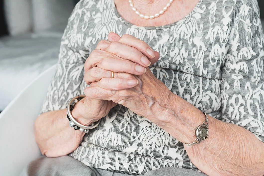 Grupos Sociales y Religión, Imagen de las manos de una anciana rezando, StudySmarter