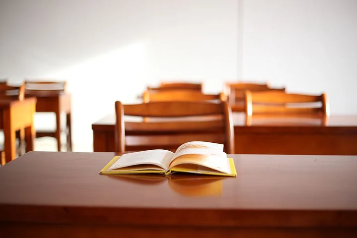 Théorie constructiviste de la perception de Gregory, un livre sur une table avec des chaises, StudySmarter