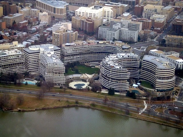 Scandale du Watergate L'hôtel Watergate à Washington DC vu de haut, directement sur la rivière StudySmarter