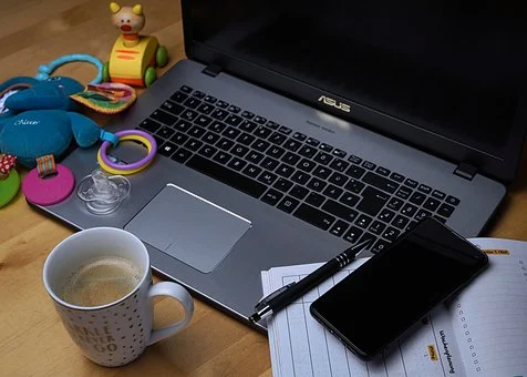 Enfant porteur, jouet, ordinateur portable et tasse sur la table, StudySmarter