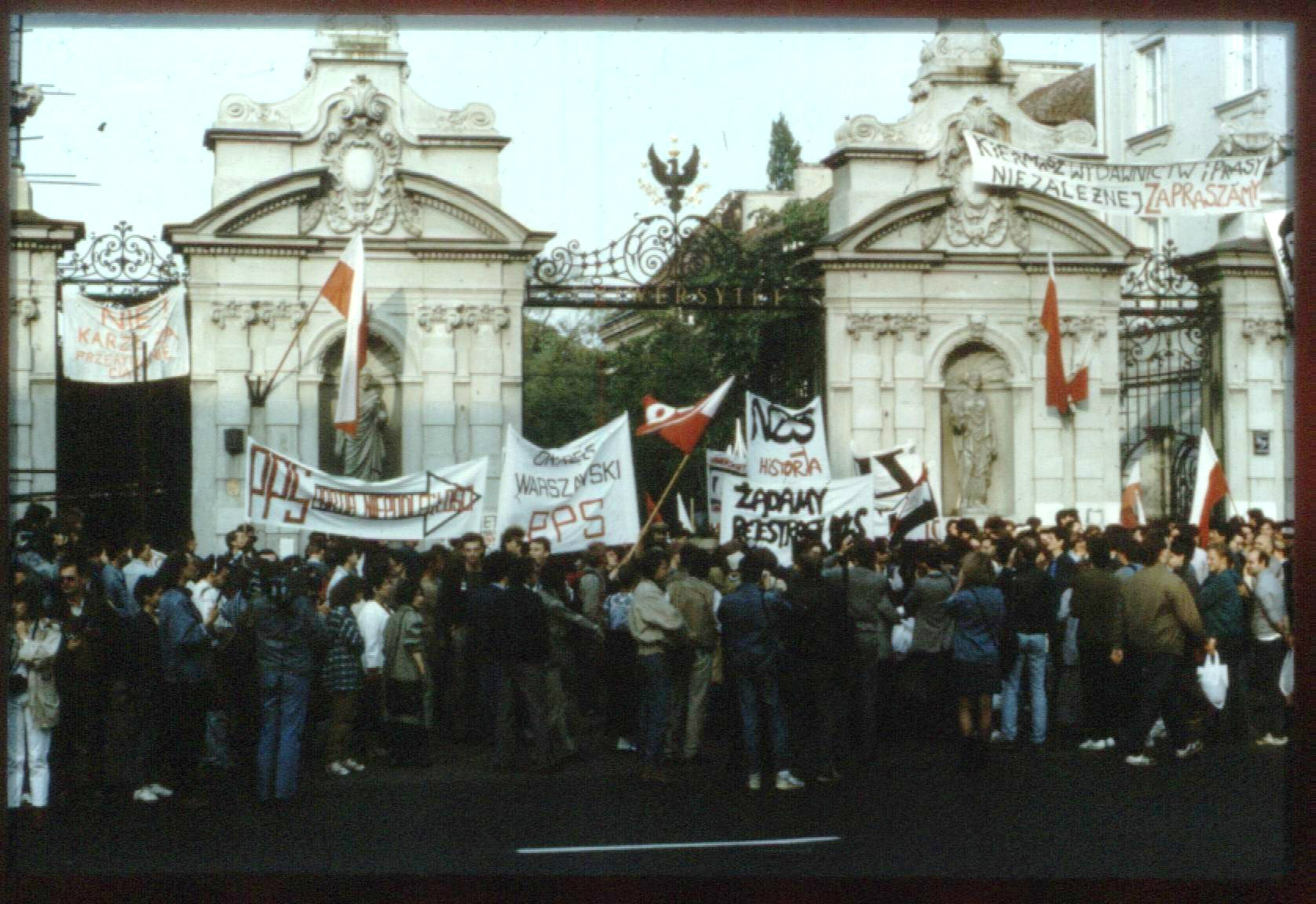 Photo prise en mai 1988 près de la porte principale de l'université de Varsovie lors d'une manifestation d'étudiants polonais, Wikimedia Commons.