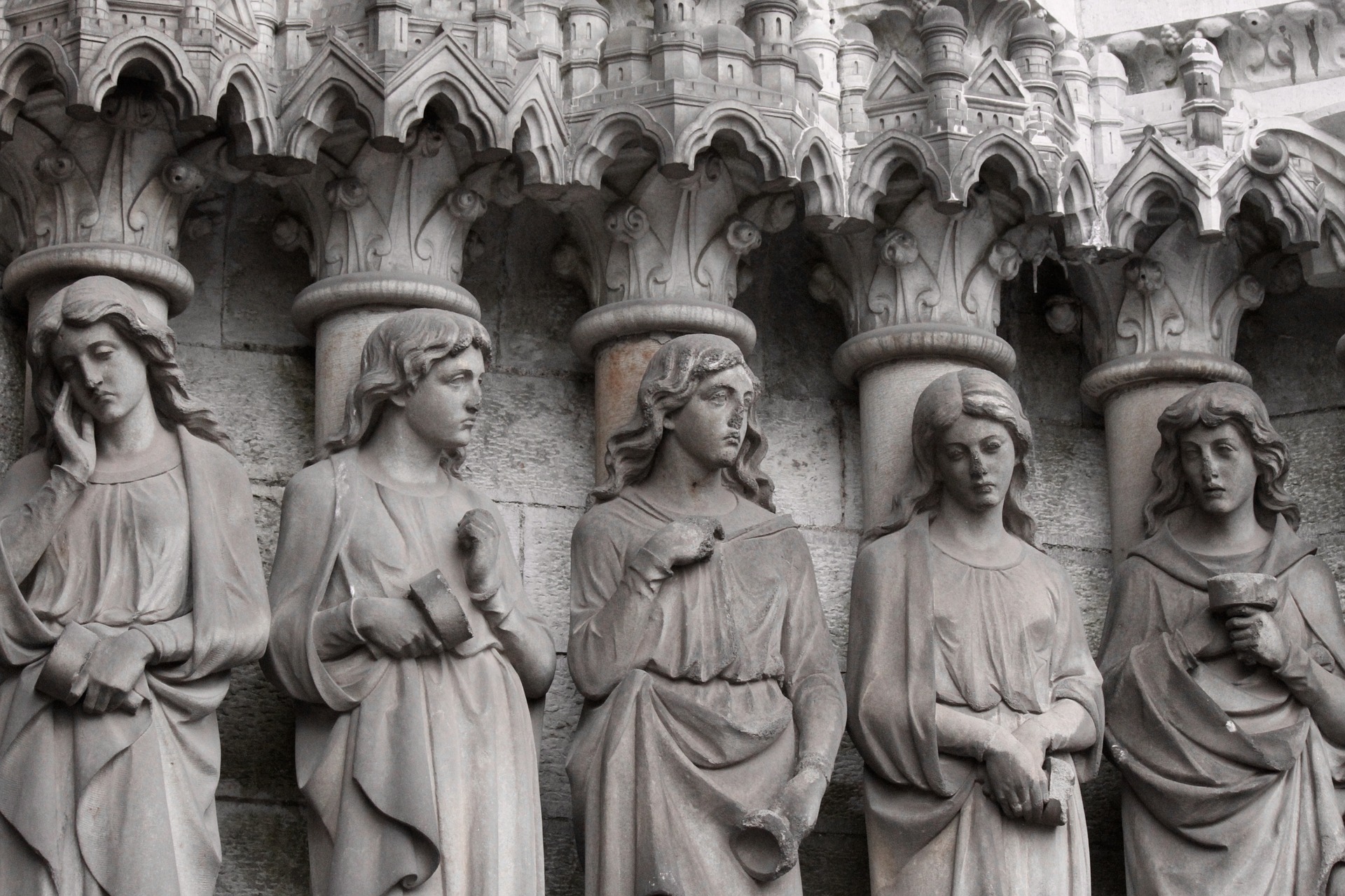 Portrait of the Artist as a Young Man, Catholic statues, StudySmarter