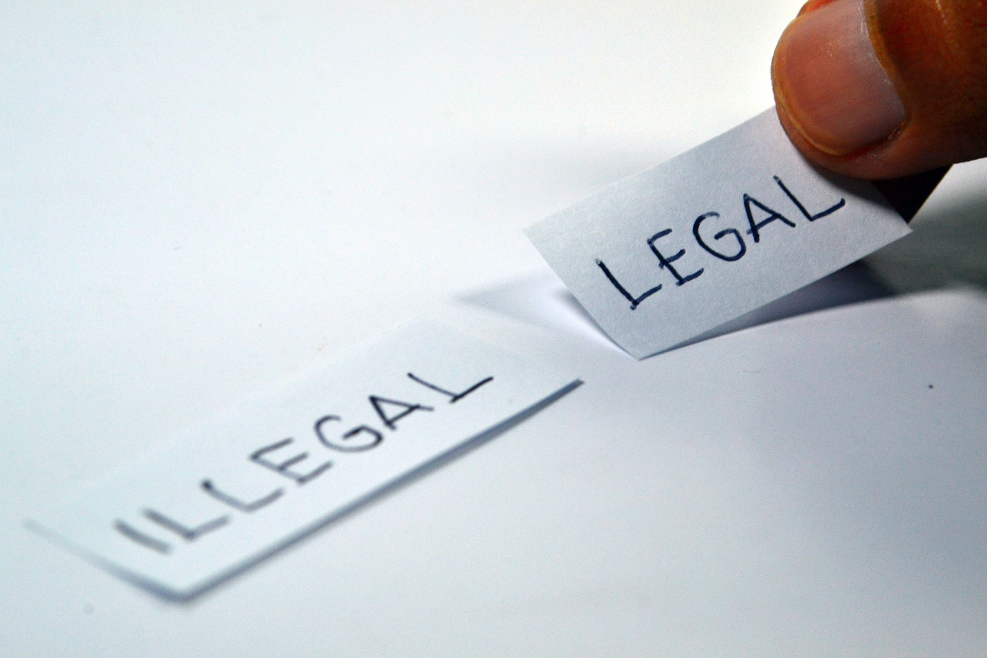 Préfixe les mots illegal et legal wirtten sur le papier StudySmarter