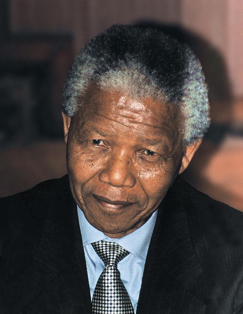 Long Walk to Freedom, une image en gros plan de Nelson Mandela en costume, StudySmarter