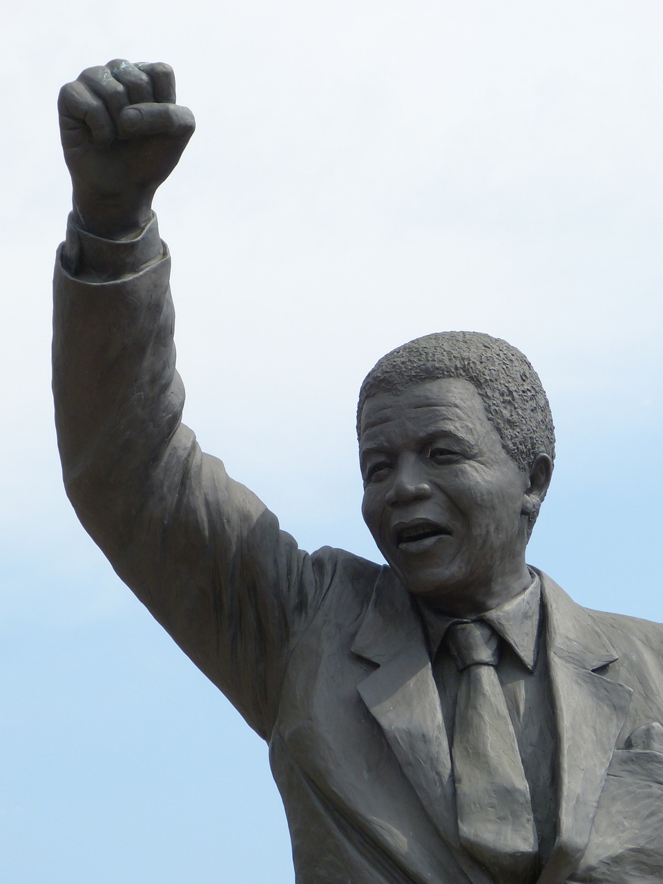 Long Walk to Freedom, una estatua de Nelson Mandela con el puño en alto, StudySmarter
