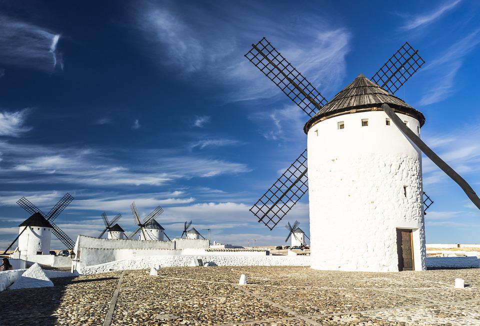 Don Quijote, En una famosa aventura, Don Quijote cree que los molinos de viento son gigantes a los que hay que vencer, Resumen de Don Quijote, StudySmarter
