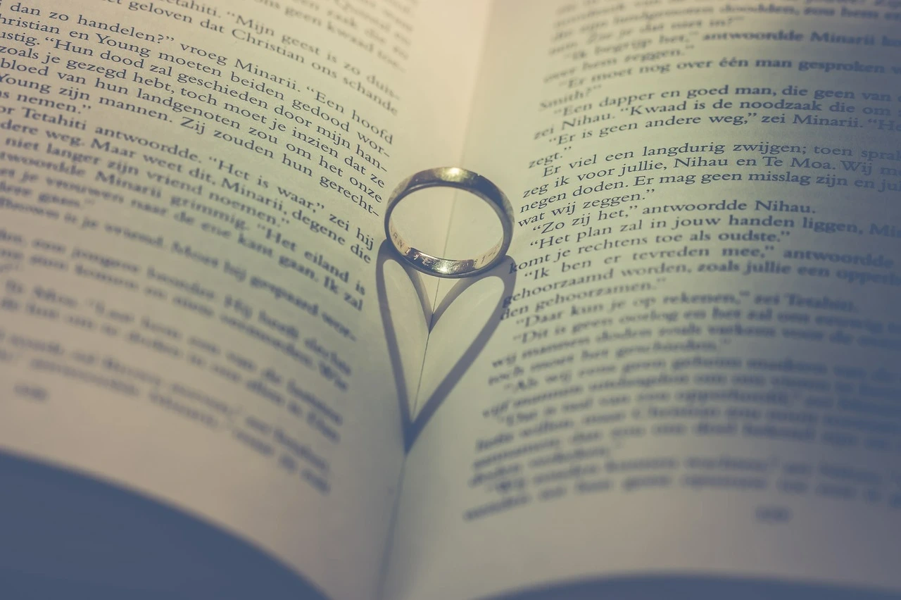 Padres e Hijos, Anillo de boda en un libro abierto, StudySmarter