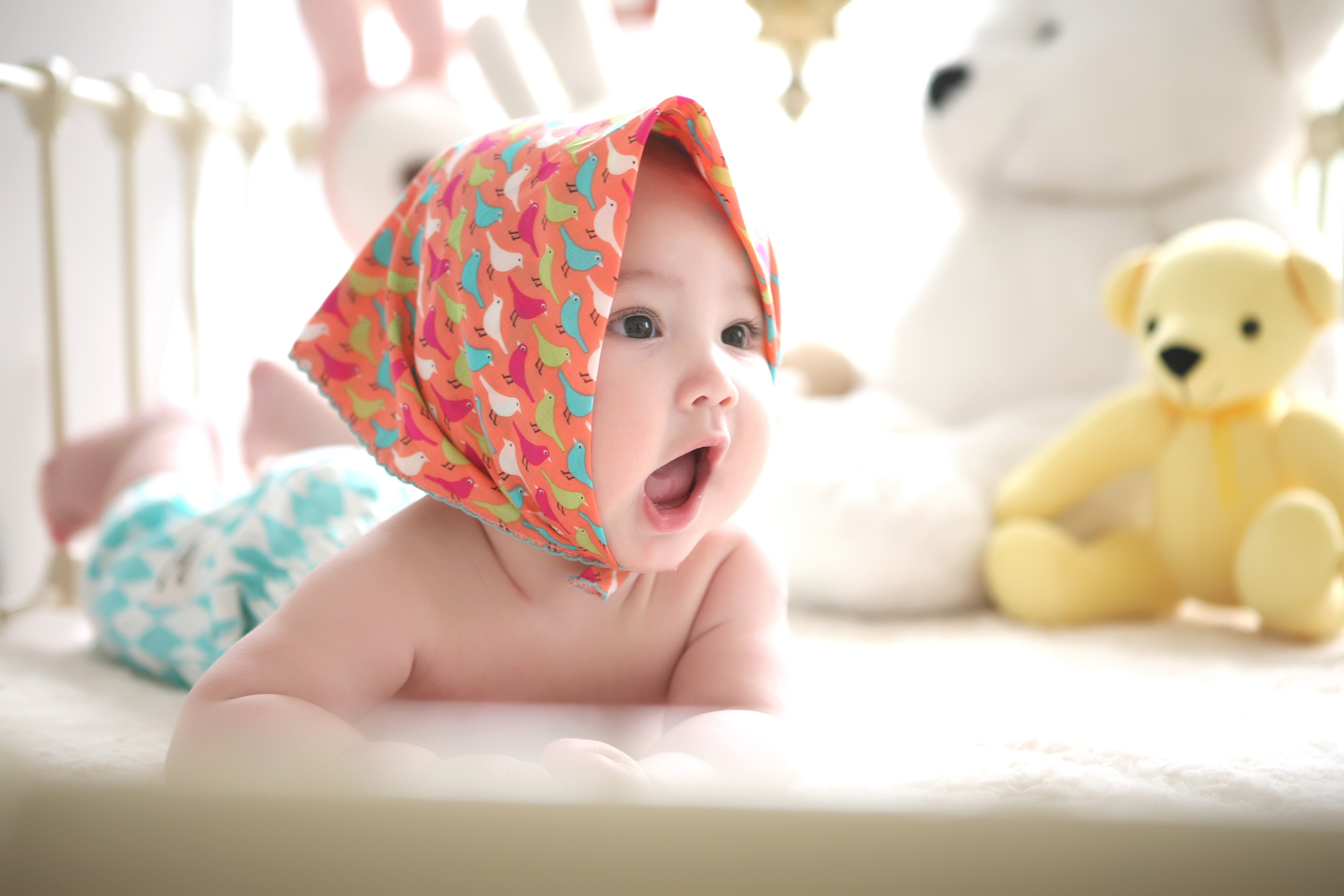 Bébé qui babille la bouche ouverte StudySmarter