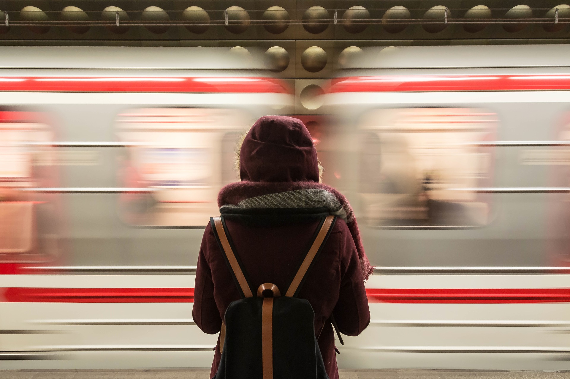 Naturaleza Mujer en una estación de tren StudySmarter