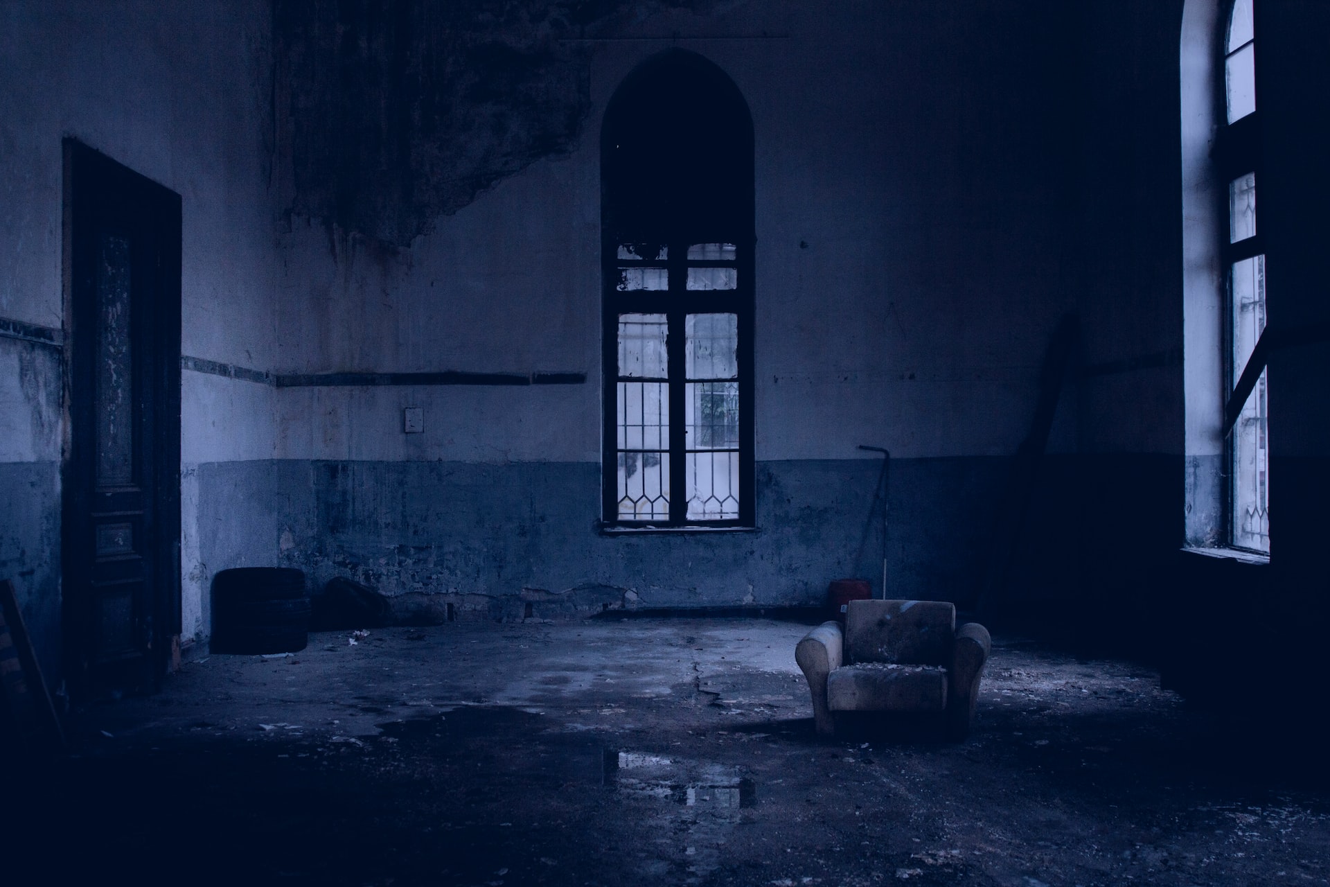 el ángel de piedra, edificio abandonado, studysmarter