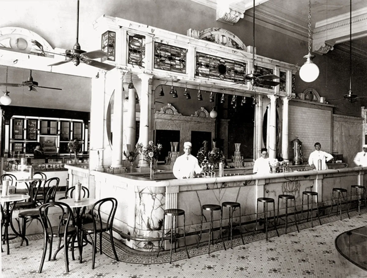 Dry September, a black and white photo of a soda fountain parlor from the 1920s, StudySmarter
