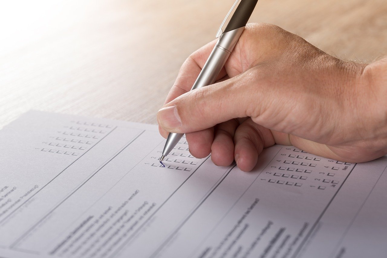Defining and Measuring Social Class, Person filling out survey, StudySmarter