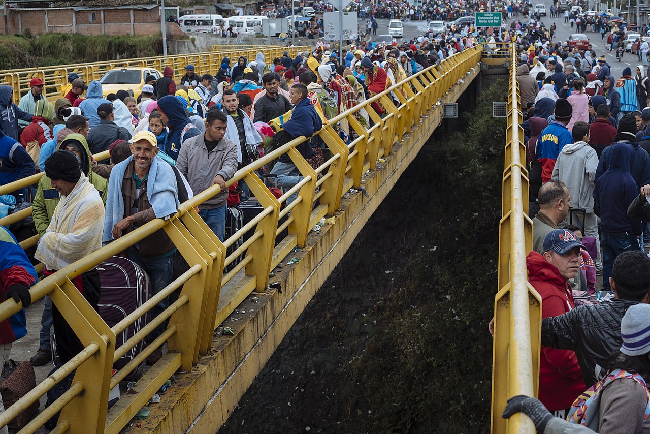 Crisis en Venezuela Hechos: millones de personas han abandonado el país desde el comienzo de la crisis. Algunos aparecen en esta imagen StudySmarter