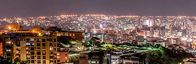 Crisis económica en Venezuela Una imagen de Caracas por la noche StudySmarter