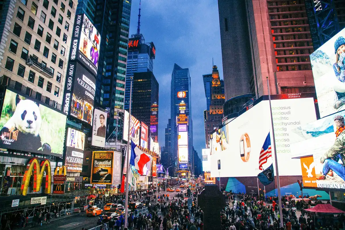 Croissance de la population, Times Square plein de monde, StudySmarter