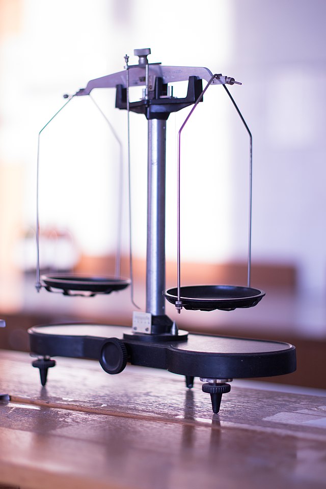 Momentos y equilibrio una balanza funciona según el principio del momento StudySmarter
