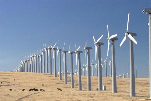 Un parc éolien dans la campagne, sur une colline.