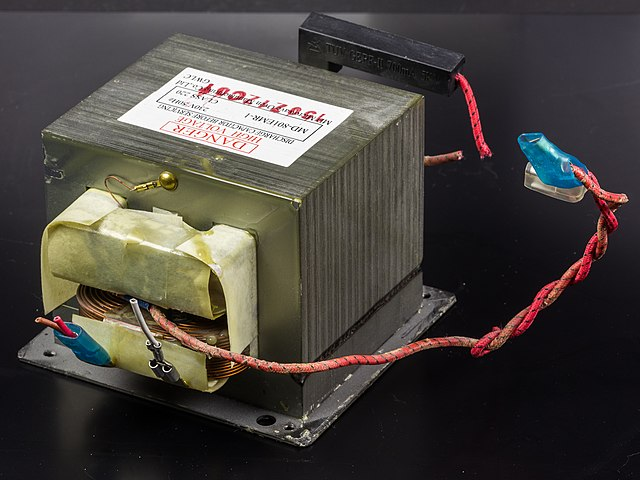 Transformers Image d'un transformateur à étages StudySmarter