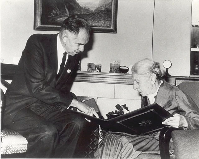 Physiciens célèbres, Lise Meitner recevant le prix Fermi, StudySmarter