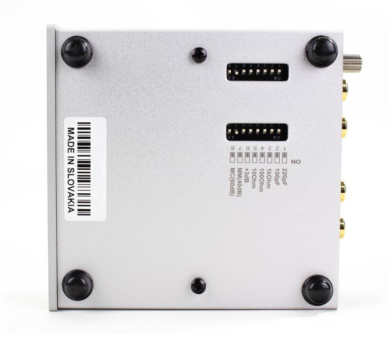 Spodná strana Pro-Ject Phono Box S2 Ultra s DIP prepínačmi nastavenia