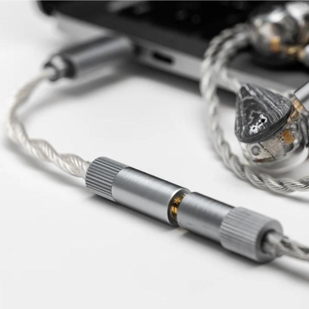 Kompaktný MOONDROP ECHO-A pri notebooku a slúchadlách