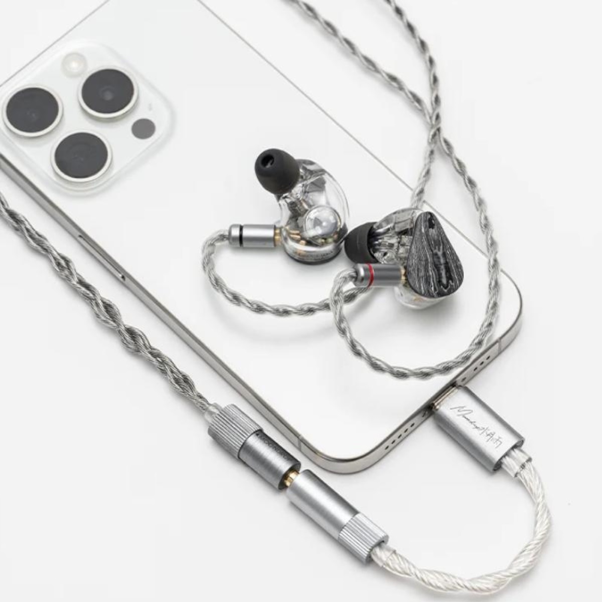 MOONDROP ECHO-A pripojený k smartfónu a in-ear slúchadlám