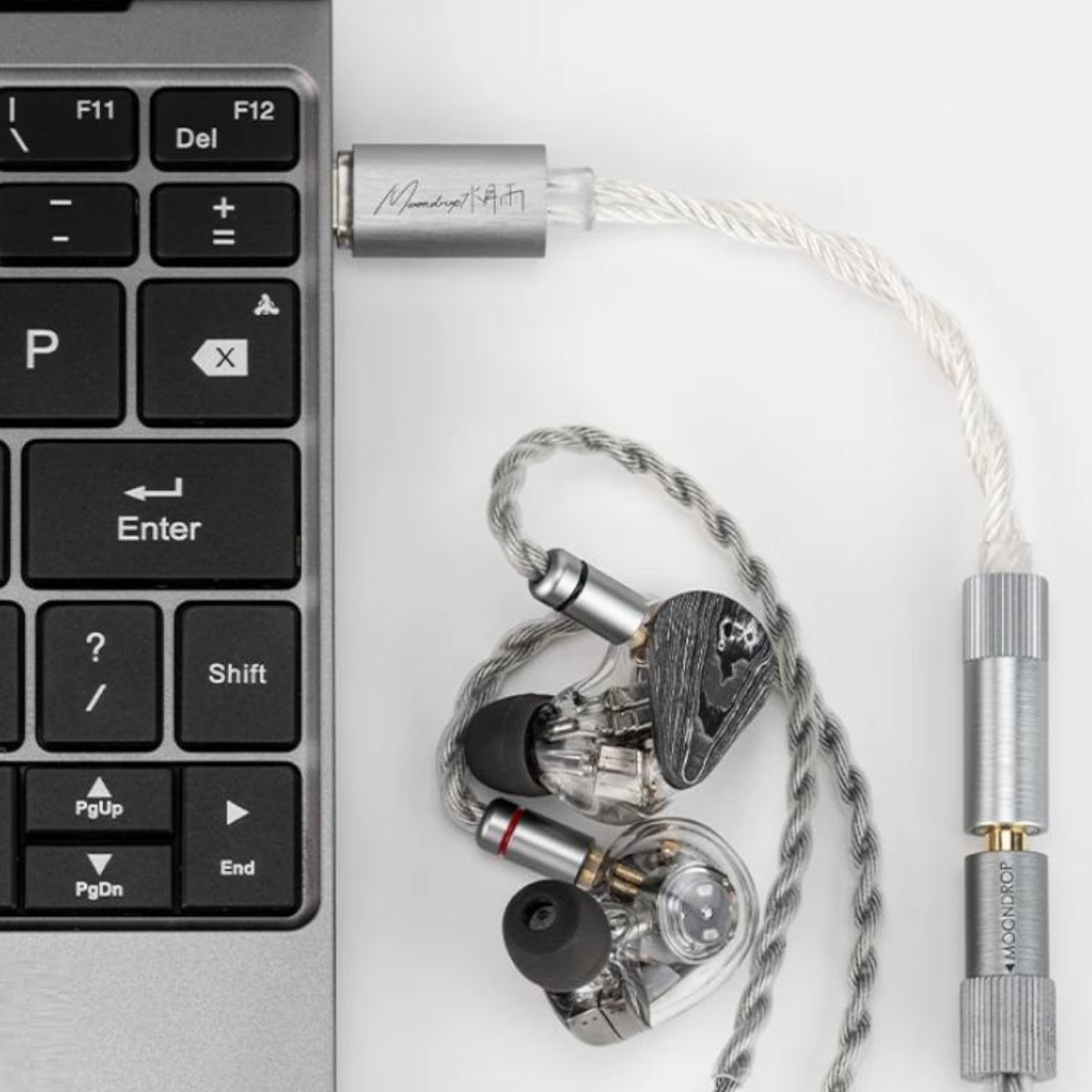 MOONDROP ECHO-A s notebookom a in-ear slúchadlami