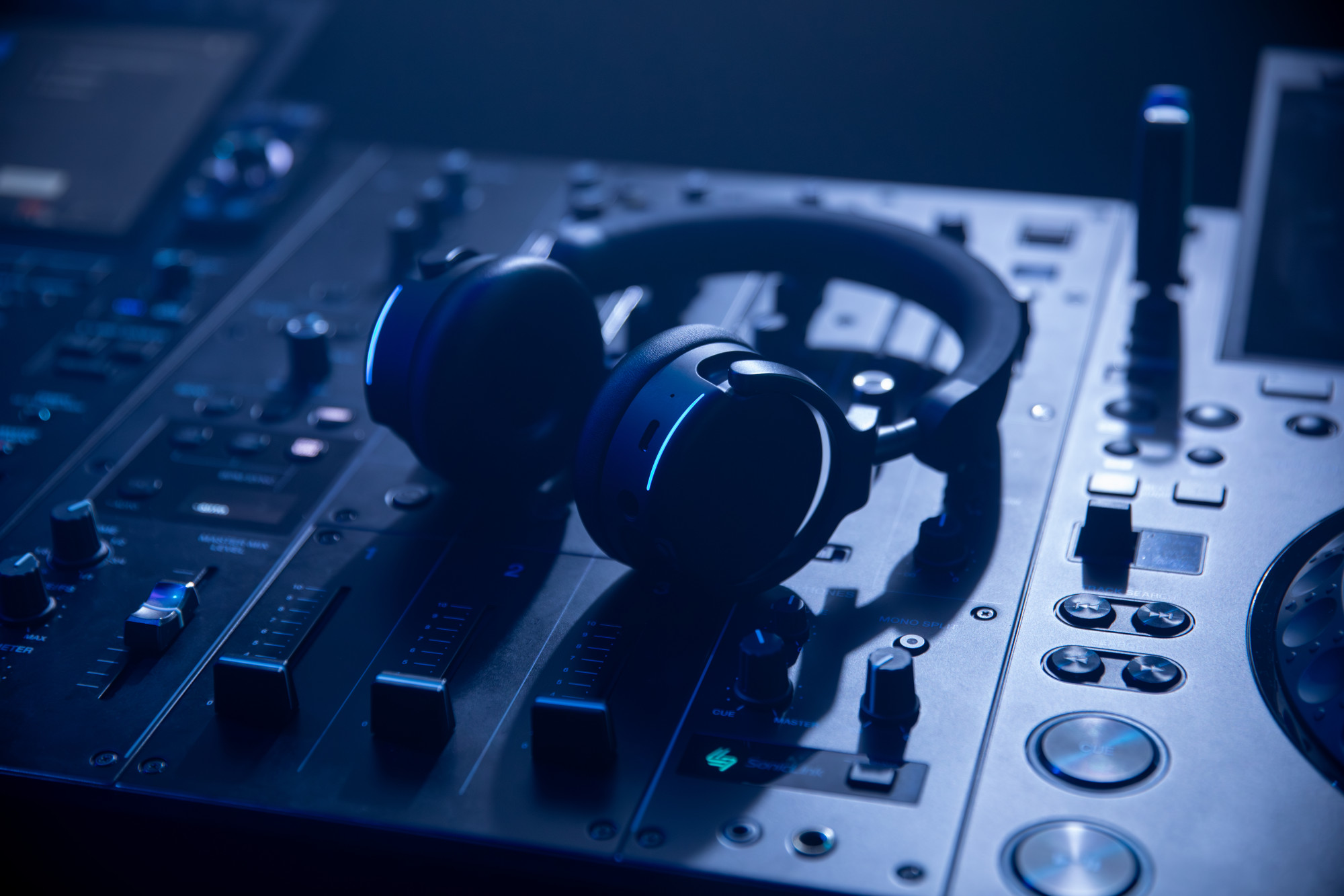 HDJ-F9 profesionální bezdrátová on-ear DJ sluchátka