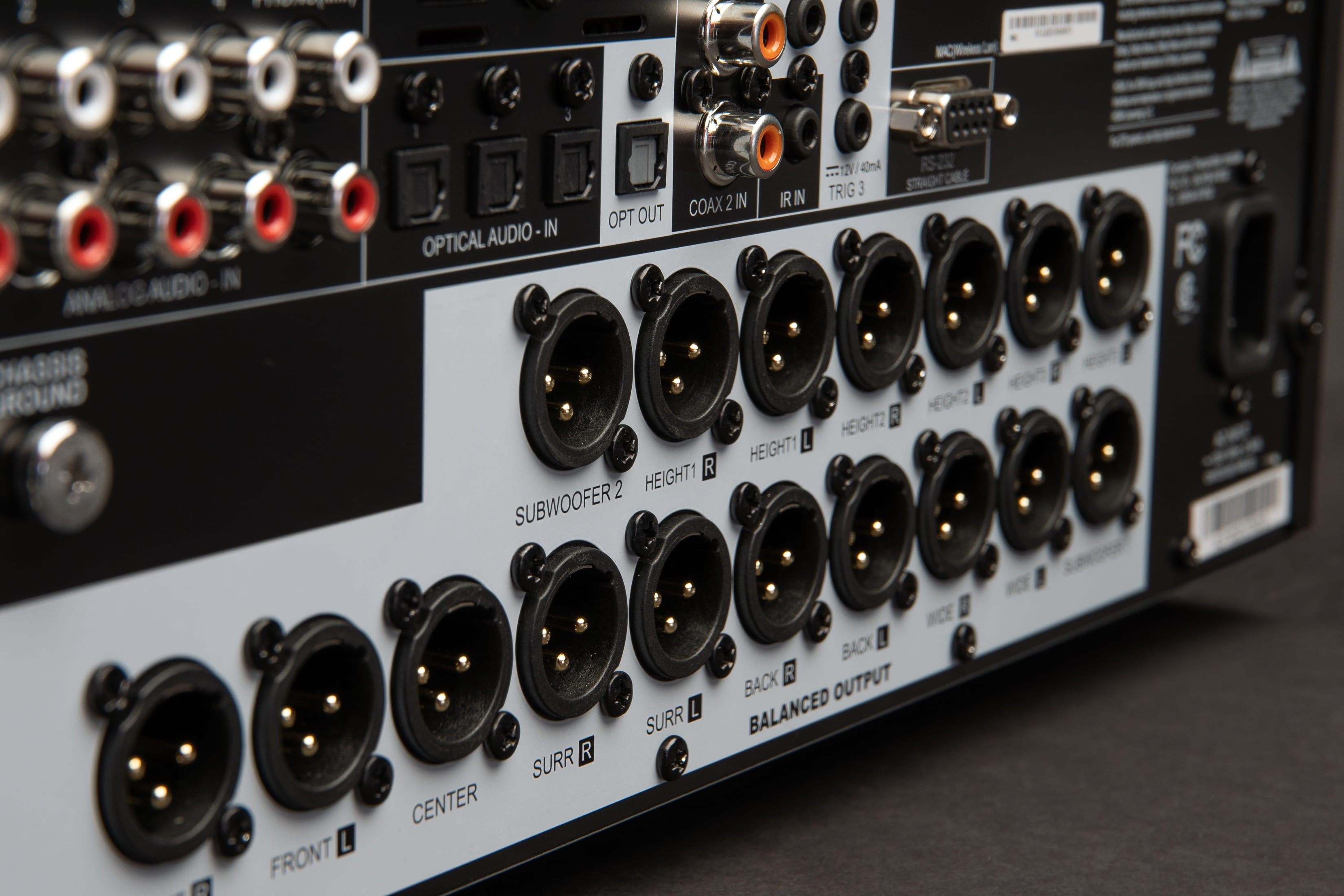 Anthem AVM 70 8K detail symetrických XLR predzosilňovacích výstupov pre externé výkonové zosilňovače