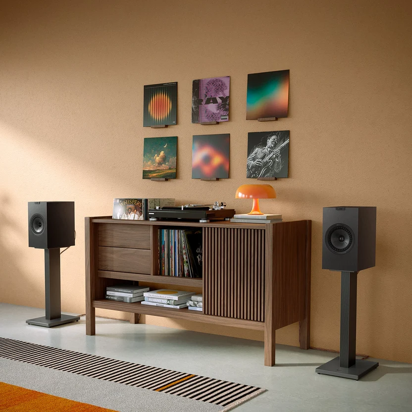 SQ1 reproduktorový stojan s integrovaným vedením kabelů
