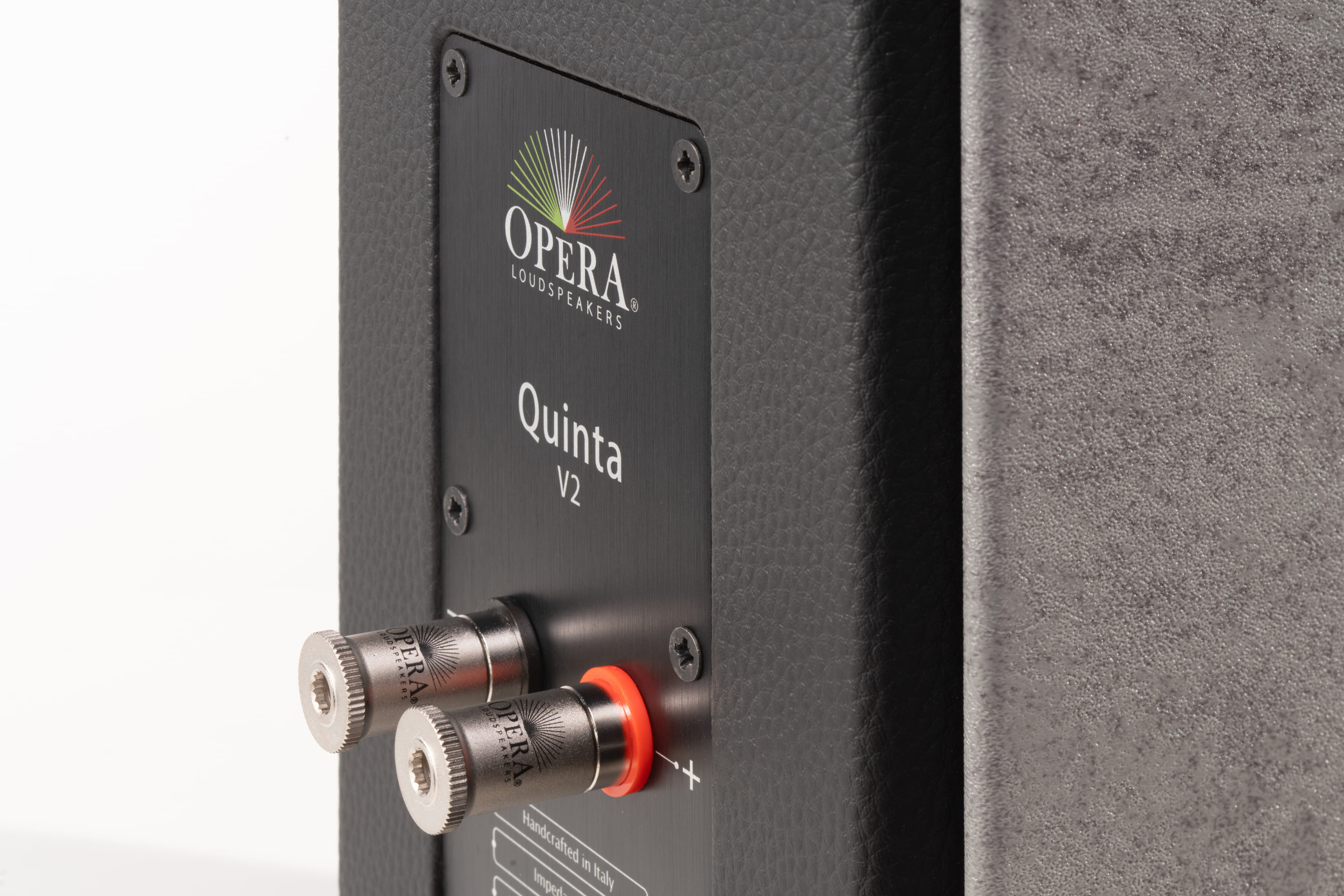 Opera Quinta zadní panel s terminály a bass-reflexem