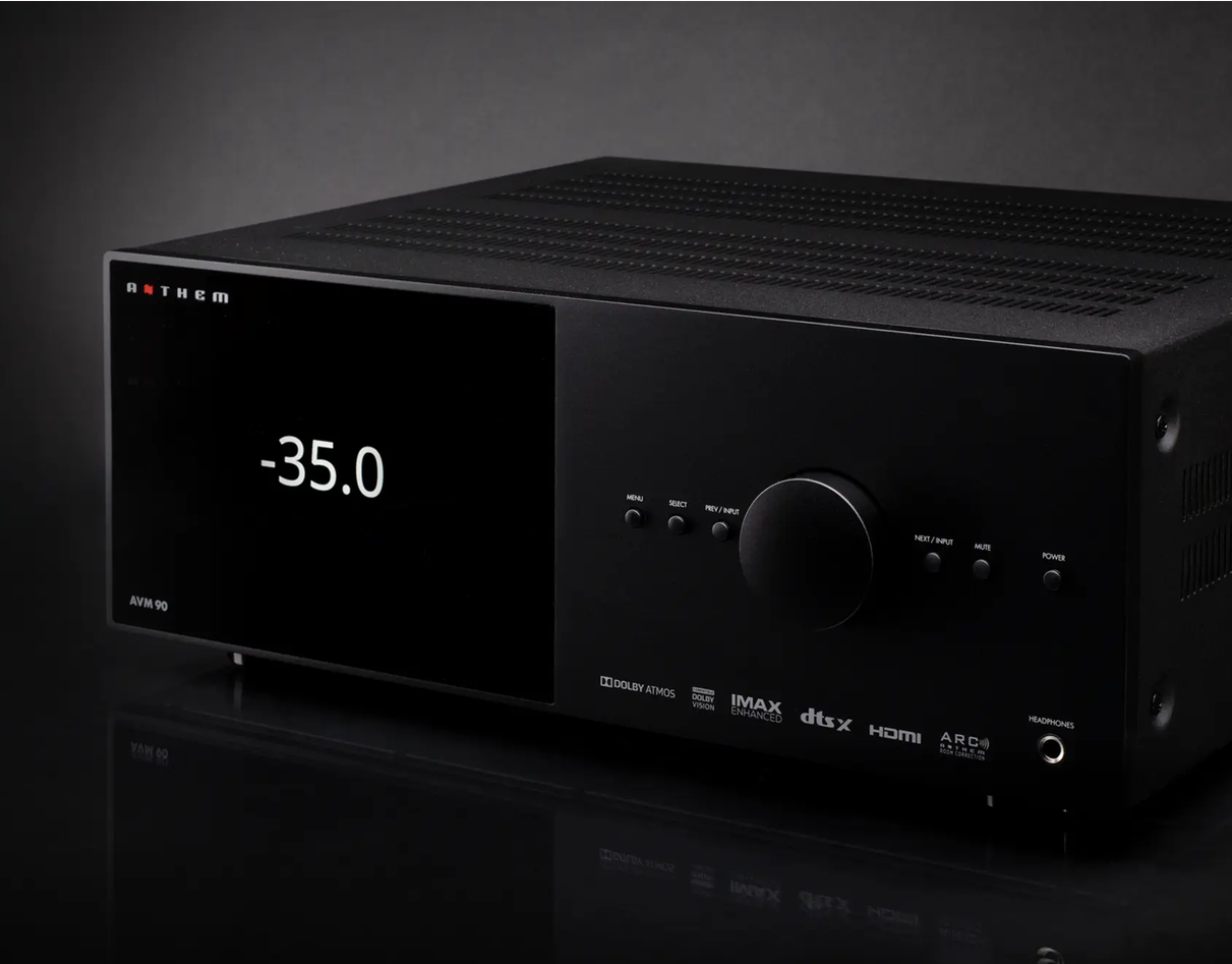 Anthem AVM 90 8K predný panel s grafickým displejom a otočným ovládačom hlasitosti
